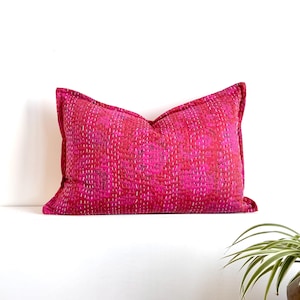 Kantha-kussenhoes met roze bloemen: blokbedrukt, handgestikt katoen