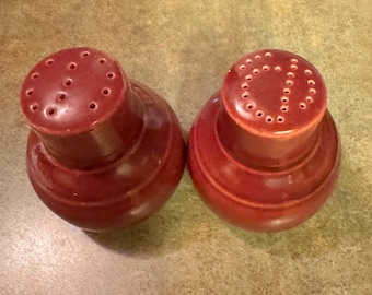 Vintage Metlox Vernon Kilns Maroon Salt & Pepper Shaker Set San Marino Gourd Shape Designed 1947