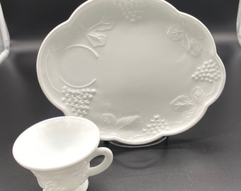 Juego de 8 piezas de Indiana Glass Harvest Grape Milk Glass para refrigerios y almuerzos