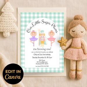 以下が含まれることがあります： ミントグリーンのギンガムチェックの背景に「Our Little Sugar Plums are turning one!」と書かれた誕生日招待状。招待状にはバレリーナとくるみ割り人形のイラストが描かれています。かぎ針編みの人形とクリスマスツリーも画像にあります。