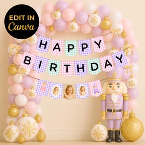 Puede incluir: Decoración de fiesta de cumpleaños con un arco de globos en tonos pastel rosa, blanco y lavanda. Una pancarta dice "HAPPY BIRTHDAY" con fotos. Un gran cascanueces está junto a adornos dorados y blancos. El logo de Canva es visible.