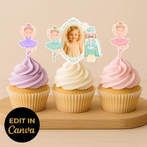 Op de afbeelding: Drie cupcakes met pastelkleurige frosting en decoratieve toppers. Eén cupcake heeft lavendel frosting en een ballerina topper. Een andere heeft witte frosting en een fotolijst topper. De laatste heeft roze frosting en een ballerina topper.