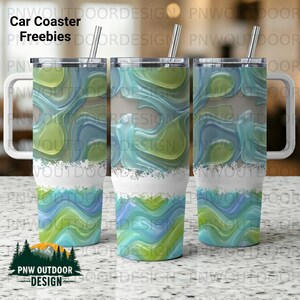 Puede incluir: Tres vasos de acero inoxidable con diseños abstractos azules, verdes y blancos. Cada vaso tiene una pajita plateada y un asa blanca. Los vasos tienen el texto "Car Coaster Freebies" y "PNW Outdoor Design".