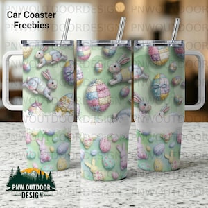 Puede incluir: Tres tazas de viaje de acero inoxidable con diseños de Pascua. Las tazas presentan huevos y conejos de Pascua en colores pastel sobre un fondo verde claro. El texto "Car Coaster Freebies" está en la parte superior. Las tazas tienen asas y pajitas blancas.