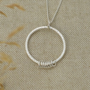 Collana in argento sterling per il 70° compleanno: sette anelli per sette decenni