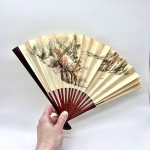 Abanico plegable oriental vintage con varillas de bambú y caoba
