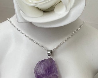 Collar de plata con amatista en bruto: un colgante único de cristal curativo