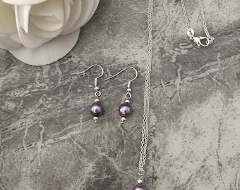 Conjunto de collar y aretes de perlas moradas Hecho a mano con amor para ese día especial.