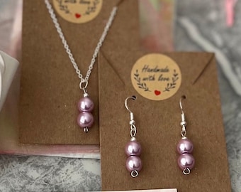 Conjunto de collar y aretes de perlas moradas Hecho a mano con amor para ese día especial.