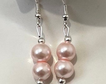 Pendientes de perla rosa ruborizada. Gancho para la oreja de plata de ley con colgante de perla doble.