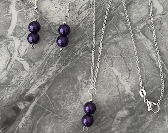 Conjunto de collar y aretes de perlas moradas Hecho a mano con amor para ese día especial.