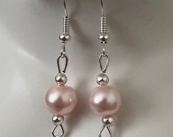 Pendientes colgantes de perlas rosas. Gancho para la oreja de plata de primera ley con una sola perla ruborizada.
