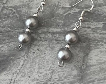 Pendientes minimalistas de perla gris con ganchos de plata de ley
