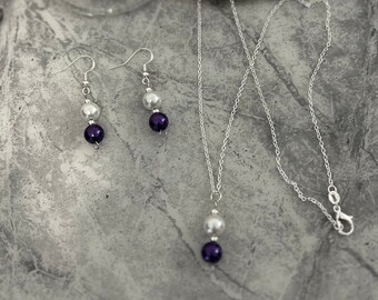 Conjunto de collar y aretes de perlas moradas Hecho a mano con amor para ese día especial.