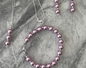 Conjunto de perlas moradas. Collar, pendientes y pulsera. Hecho a mano con cariño para esa ocasión especial.
