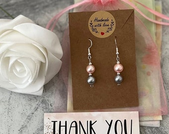 Pendientes de perla gris de color rosa ruborizado. Gancho para la oreja de plata de ley con colgante de perla doble.