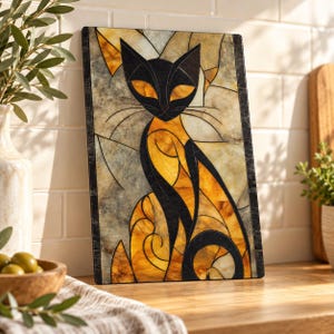 Peut inclure: Une planche à découper rectangulaire en verre présentant une illustration de style vitrail représentant un chat noir aux yeux et aux accents corporels ambrés. Le motif utilise des lignes noires épaisses pour segmenter la forme du chat.
