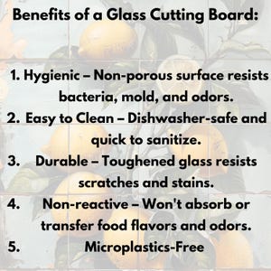 Peut inclure: Une planche &agrave; d&eacute;couper en verre avec un fond imprim&eacute; de citrons et un texte noir &eacute;num&eacute;rant cinq avantages : hygi&eacute;nique, facile &agrave; nettoyer, durable, non r&eacute;actif et sans microplastiques, soulignant ses propri&eacute;t&eacute;s r&eacute;sistantes aux taches et aux bact&eacute;ries.