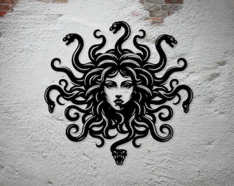 Könnte beinhalten: Schwarze Metall-Wandkunst, die Medusa mit Schlangen als Haaren darstellt. Das Kunstwerk zeigt ein detailliertes Gesicht und zahlreiche schlangenartige Formen, die ein auffälliges Design schaffen. Das Stück ist an einer strukturierten weißen Wand befestigt.