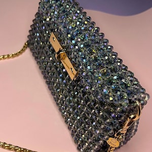 Pochette en perles irisées en cristal bleu fait main avec cadenas doré • Pochette de mariage scintillante • Pochette de soirée Lux