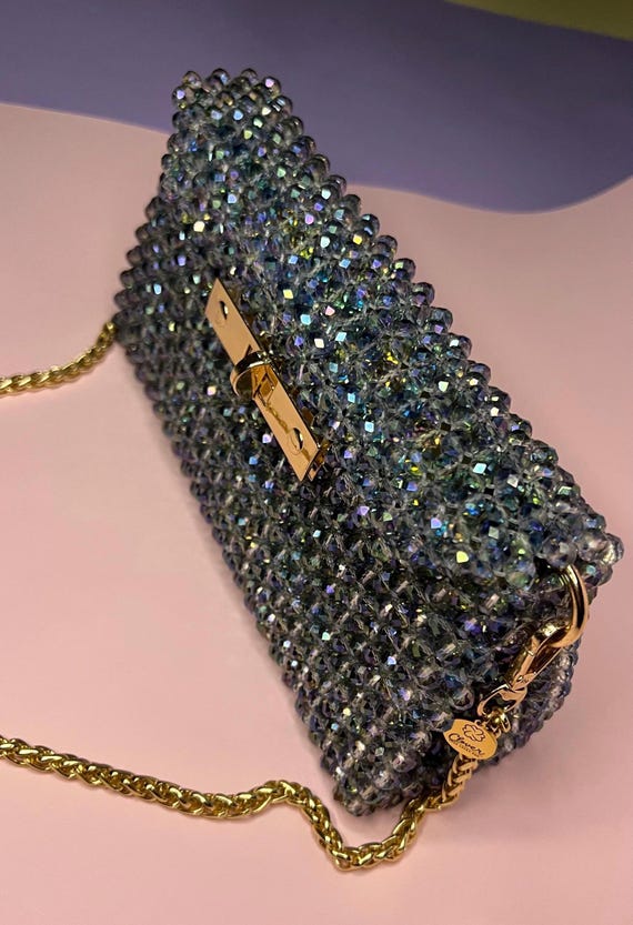 Pochette con perline iridescenti: borsa da sera in cristallo blu