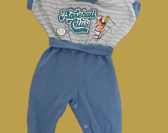 1980er Jahre Baby Baseball Kurzarm Strampler Gestreift. Gesundheittex Marke VTG Größe 9 Monate Säugling Soft Retro Blau und Weiß 80er Jahre Strampelanzug.