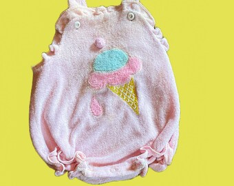 Retro jaren '80 ijsje 12 maanden baby overall. Kleine meisjes vintage zomer mouwloze zachtroze onesie. Shortalls voor peuters
