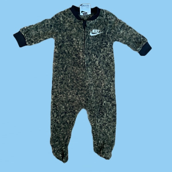 Nike Name Brand Soft Camo Fleece Baby Footie Pajamas. 6M Zip Up 90s Y2K Nike Swoosh Camouflage Onesie