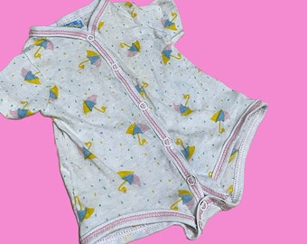 Vintage jaren '80 pasgeboren lichtgewicht baby onesie met korte mouwen. Maat 1-3 maanden Pure Beachy Paraplu Pastel Retro Soft Button Up Pyjama