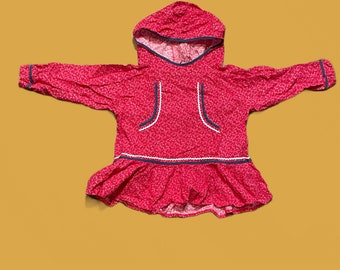 Robe tunique légère rouge à capuche et manches longues vintage des années 1970 ou 1980. Robe courte ou sweat à capuche ou à motif floral rétro pour tout-petits, petites filles des années 70.