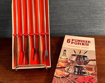 Juego vintage de seis tenedores para fondue de acero inoxidable con mangos de teca, en su caja original.