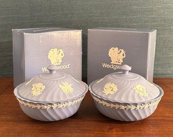 Tarro vintage de jaspe acanalado azul Wedgwood en polvo en su caja original (dos disponibles / se venden por separado)
