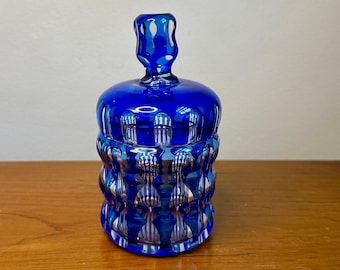 Tarro de tocador vintage de cristal bohemio azul cobalto cortado a transparente con tapa