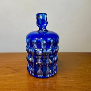 Tarro de tocador vintage de cristal bohemio azul cobalto cortado a transparente con tapa