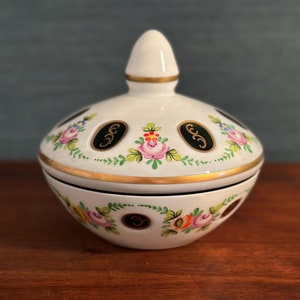 Wunderschöne Vintage Boho tschechische Glasdeckeldose, grün geschnitten, mit handgemalten Blumen