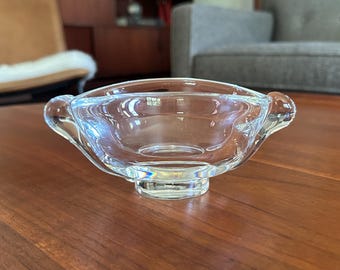 Tigela vintage Kosta Sweden em vidro artístico assinado, com alça em formato de pergaminho e base.