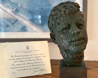 Seltene JFK Memorabilia: 1965 Robert Berks Skulptur und ein Dankesbrief von Jacqueline Kennedy