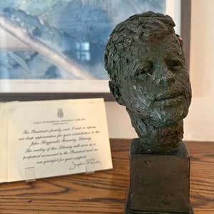 Recuerdos raros de JFK: Escultura de Robert Berks de 1965 y una carta de agradecimiento de Jacqueline Kennedy