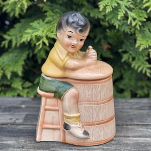 Vintage 1940er Jahre Churn Boy Keksdose von Regal China
