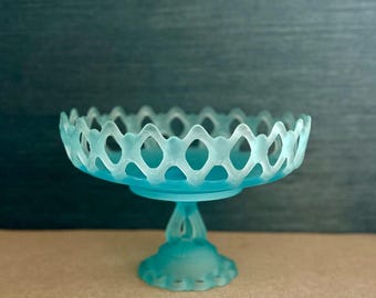 Compota de pedestal vintage Westmoreland de cristal satinado azul esmerilado con diseño dórico de encaje abierto.