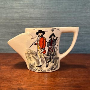 Puede incluir: Un juego de tres tazas de cerámica con un acabado mate moteado. Las tazas son de color crema, gris claro y gris oscuro. Cada taza tiene un diseño simple y minimalista y un asa redondeada.