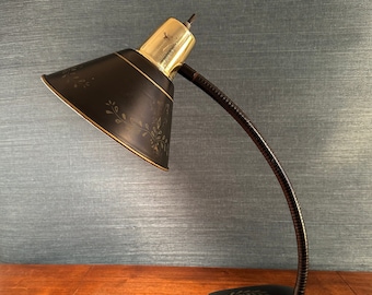 Vintage zwart en goud Tole zwanenhals bureaulamp in werkende staat