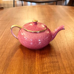 Vintage Royal Winton Grimwades miniatyr tekanna med fläckig rosa glans, tillverkad i England