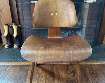 Sillón Herman Miller LCW auténtico vintage de los años 50, segunda edición, chapa de nogal.