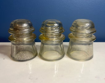Trio von 1950er Jahre Glass Isolators markiert Armstrang's No. 2