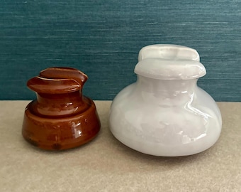 Conjunto de isoladores de porcelana vintage: Locke 2C USA marrom e topo de sela HI cinza claro