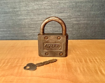 Antikes Yale & Towne MFG Co. Vorhängeschloss mit Originalschlüssel, um 1930er Jahre