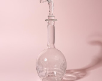 Decantador de vinho/água Baccarat Nancy em cristal transparente lapidado com tampa exclusiva em formato de folha.