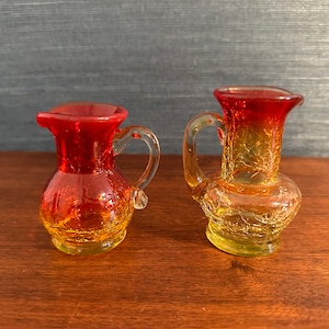 Par de jarras miniatura de vidrio craquelado Amberina de mediados de siglo con arcoíris