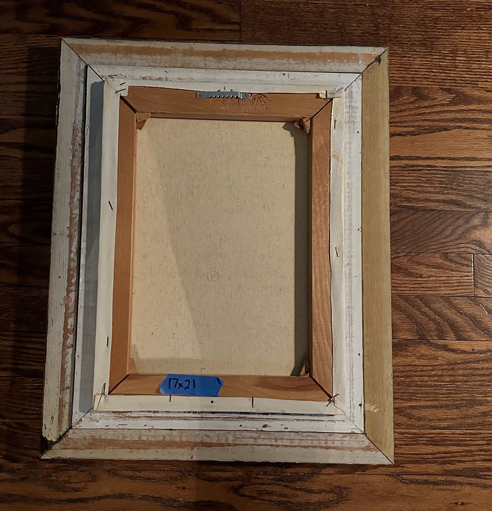 イタリア人アーティスト、R.ロジーニによる金色の背景に花を描いた